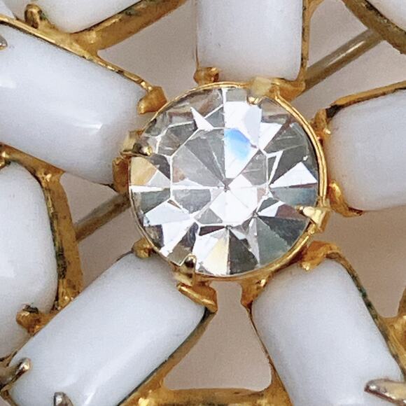 Vintage Mid Century Brooch Milk Glass Gold Tone Floral Pin 1950s - Picture 6 of 9